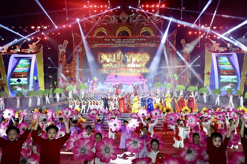 Lễ khai mạc Lễ hội Đền Hùng và Tuần Văn hóa - Du lịch Đất Tổ năm Bính Ngọ 2026 thu hút đông đảo đại biểu, nhân dân và du khách thập phương tham dự. Ảnh: CTV