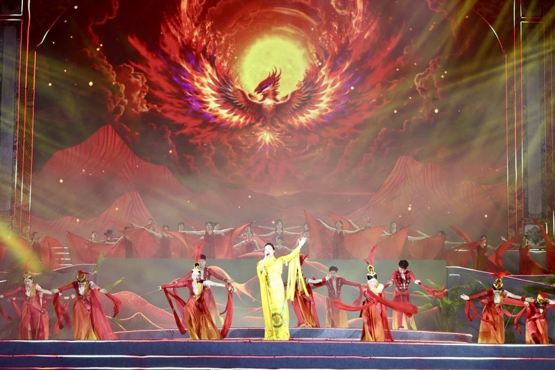 Chương trình nghệ thuật “Linh thiêng nguồn cội - Đất Tổ Hùng Vương” trong đêm khai mạc là điểm nhấn nổi bật, được dàn dựng công phu với sự kết hợp hài hòa giữa truyền thống và hiện đại. Ảnh: CTV