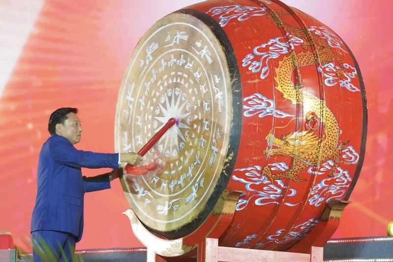 Phó Chủ tịch UBND tỉnh Phú Thọ Nguyễn Huy Ngọc đánh trống khai hội. Ảnh: CTV