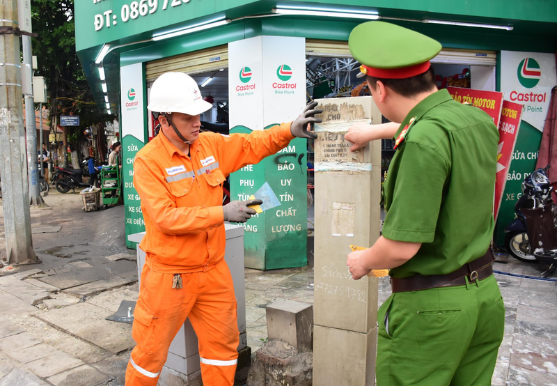 Bóc dỡ quảng cáo tại phường Ô Chợ Dừa.