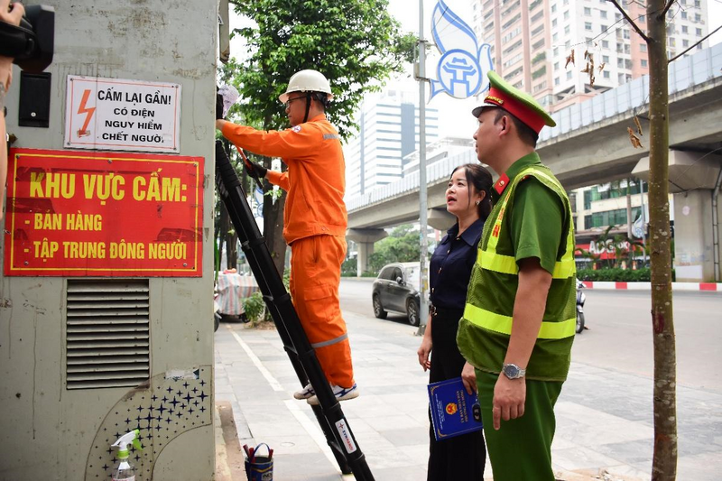 Bóc dỡ quảng cáo tại phường Hà Đông