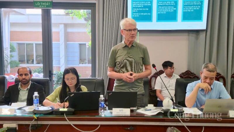 Ông Jorgen Hvid, cố vấn dài hạn Chương trình hợp tác đối tác năng lượng Việt Nam - Đan Mạch phát biểu tại buổi làm việc.