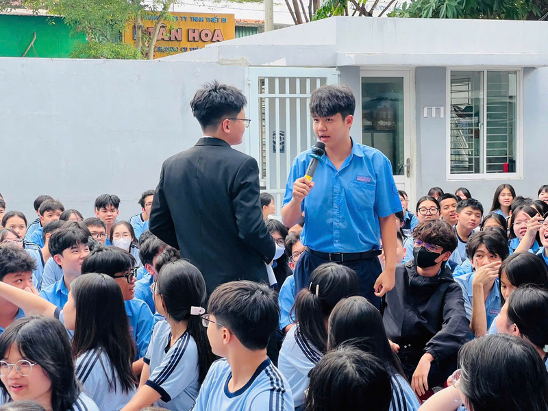 Nội dung tiết kiệm điện luôn được truyền tải thông qua hình thức đố vui nhằm giúp các em có cái nhìn gần gũi hơn. Ảnh: Trường THCS Nguyễn Văn Tố.