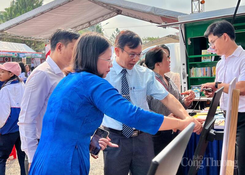 Các đại biểu thích thú trải nghiệm sách trên không gian số.