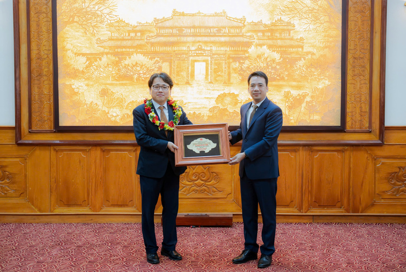 Phó Chủ tịch UBND thành phố Huế Trần Hữu Thuỳ Giang tôn vinh “Công dân danh dự thành phố Huế” cho ông Kang Bong Jun. Ảnh: M. Hiếu