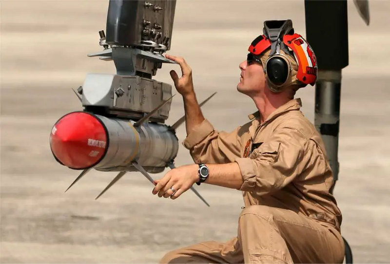 Kết hợp tầm bắn xa, tốc độ cao và công nghệ dẫn đường tiên tiến, tên lửa AIM-120 trở thành vũ khí chủ lực của không chiến hiện đại. Ảnh: Army Recognition