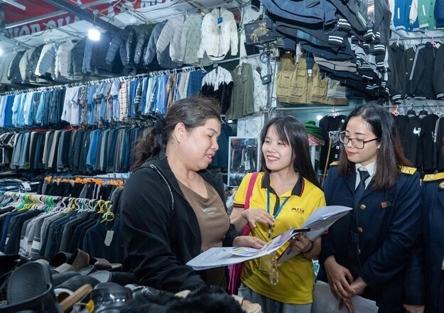 Cơ quan thuế địa phương không yêu cầu hộ kinh doanh có doanh thu từ 500 triệu đồng/năm trở xuống ngừng sử dụng hóa đơn điện tử, nếu đang sử dụng hợp pháp. Ảnh: AM