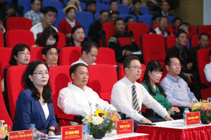 Thứ trưởng Bộ Văn hóa, Thể thao và Du lịch Trịnh Thị Thủy và các đại biểu tham dự Hội nghị