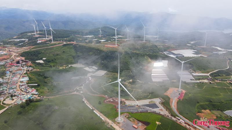 Vào những buổi sáng sớm, khi sương mù còn giăng nhẹ trên các triền đồi, hình ảnh tua-bin ẩn hiện trong làn sương tạo nên khung cảnh huyền ảo, đầy chất thơ.