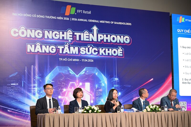 Bà Nguyễn Bạch Điệp - Chủ tịch HĐQT FPT Retail (giữa) trả lời cổ đông.