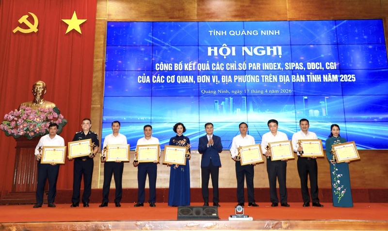 Lãnh đạo tỉnh Quảng Ninh tặng bằng khen các tập thể, cá nhân có thành tích trong cải cách hành chính, cải thiện môi trường đầu tư kinh doanh, nâng cao chất lượng quản trị, điều hành. Ảnh: QN