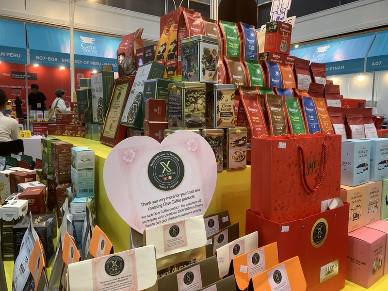 Các sản phẩm cà phê của tỉnh Đắk Lắk được trưng bày tại triển lãm. Ảnh: Thúy An