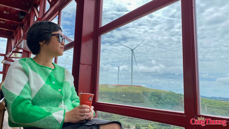 Không chỉ đóng vai trò sản xuất điện từ nguồn năng lượng tái tạo, cánh đồng điện gió Cầu Đất còn trở thành điểm đến thu hút du khách, đặc biệt là giới trẻ.