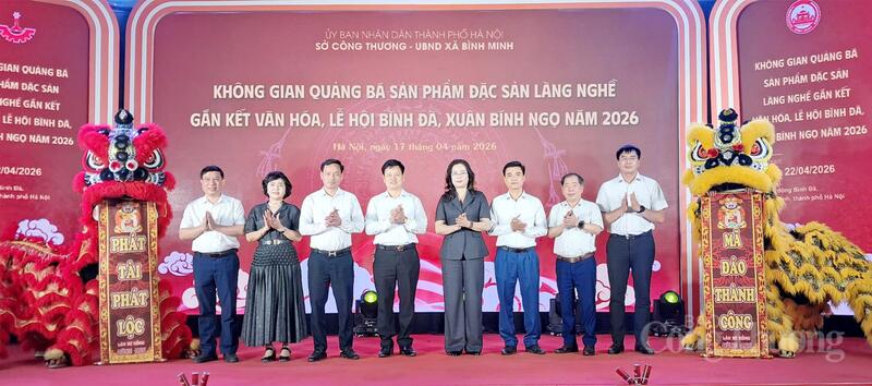 Khai mạc không gian quảng bá sản phẩm đặc sản làng nghề gắn với lễ hội Bình Đà. Ảnh: N.H