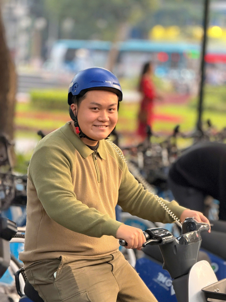 Người dân lựa chọn xe điện công cộng làm phương tiện lưu thông hàng ngày.   Ảnh: VTC News