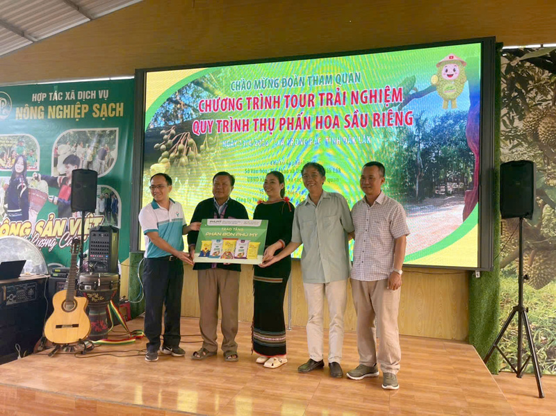 Phú Mỹ trao tặng phân bón cho hợp tác xã để triển khai vườn mô hình. Ảnh: PVFCCo