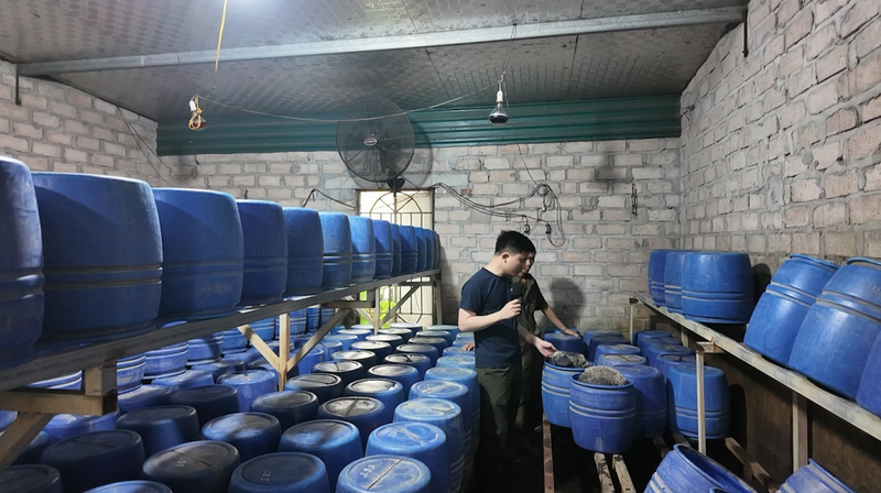 Không gian bên trong xưởng sản xuất giá đỗ tại phường Mạo Khê. Ảnh: Công an tỉnh Quảng Ninh