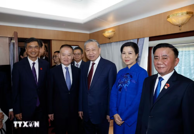 Các đồng chí lãnh đạo Trung Quốc tiễn Tổng Bí thư, Chủ tịch nước Tô Lâm cùng Phu nhân tại ga Bằng Tường, Trung Quốc. (Ảnh: Thống Nhất/TTXVN)