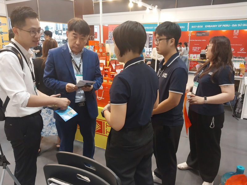 Công ty TNHH MTV Xuất nhập khẩu 2-9 Đắk Lắk giới thiệu sản phẩm đến khách hàng. Ảnh: Thúy An