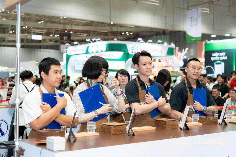 Song song với khu trưng bày là các hoạt động chuyên môn như Coffee Talk, Cupping, Master Class và các cuộc thi về pha chế, bánh và nghệ thuật ẩm thực.