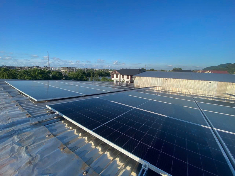 Lắp đặt điện mặt trời cũng giúp các doanh nghiệp xanh hóa sản xuất, đáp ứng những tiêu chuẩn khắt khe của thị trường quốc tế, thuận lợi hơn trong việc tham gia vào chuỗi cung ứng toàn cầu