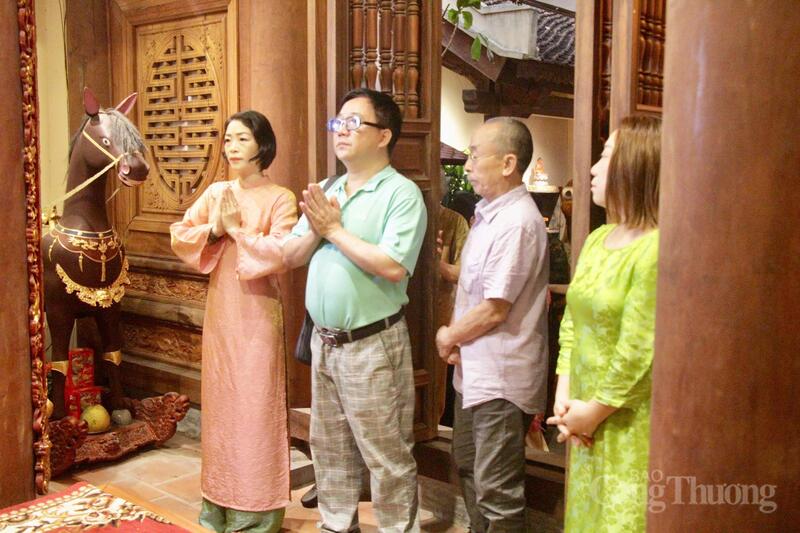 Các nghệ nhân và khách mời dâng hưởng tưởng niệm cụ tổ nghề sơn Trần Lư tại đình Hà Vĩ. Ảnh: P.C