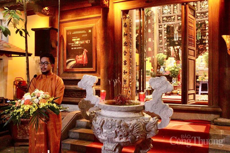 Nghệ nhân Nguyễn Tấn Phát tại triển lãm. Ảnh: P.C