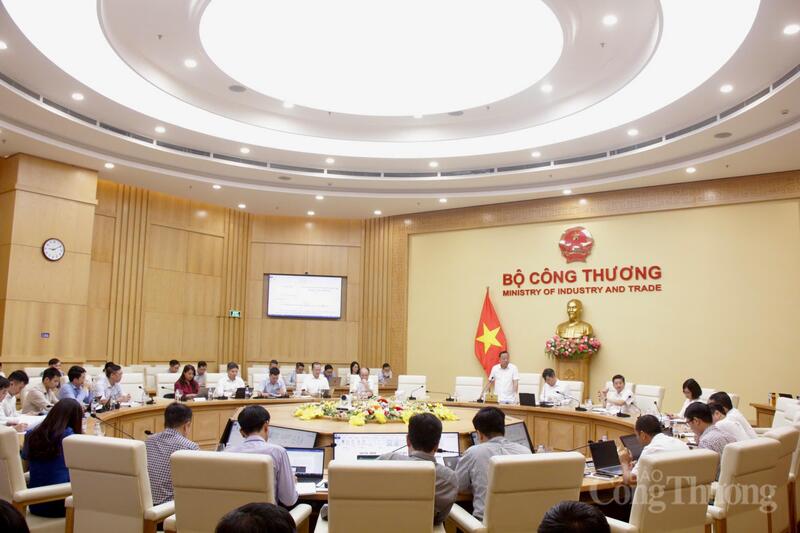 Toàn cảnh cuộc họp tổ soạn thảo.