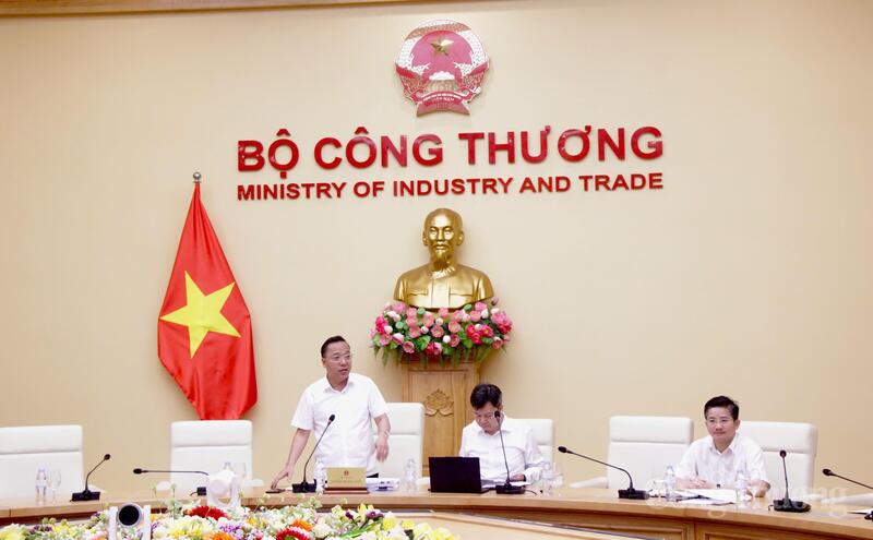 Thứ trưởng Nguyễn Hoàng Long chủ trì cuộc họp.