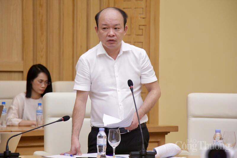 Thành viên tổ soạn thảo tham gia đóng góp ý kiến.