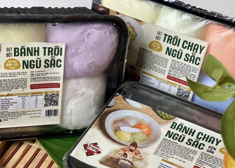 Các set bột bánh trôi, bánh chay được đóng gói sẵn rất thuận tiện cho người tiêu dùng mua về nhà làm.