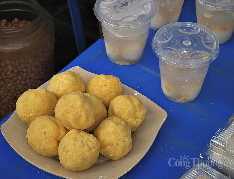 Nhân bánh chay truyền thống được làm sẵn phục vụ khách mua hàng.