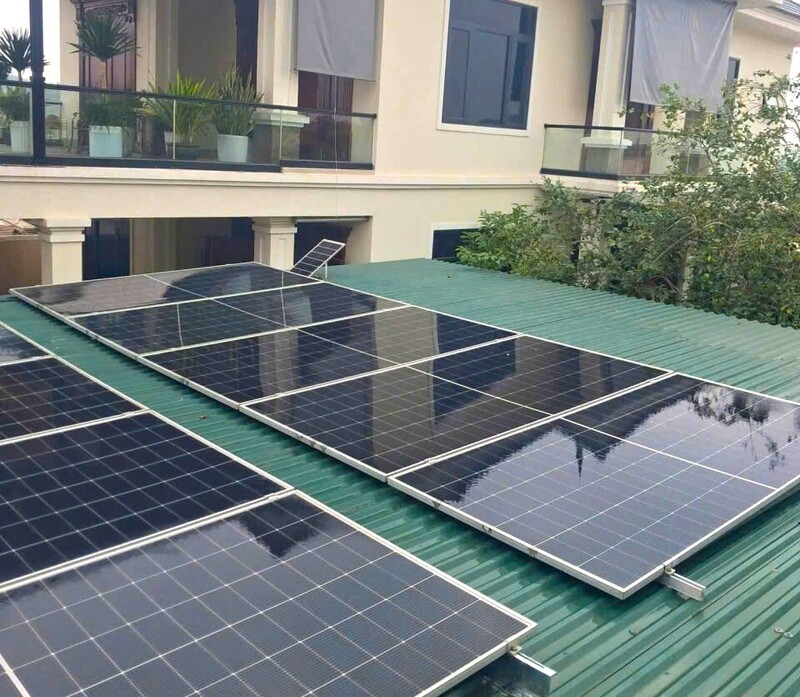 Không khó để bắt gặp những tấm pin mặt trời trên mái nhà dân