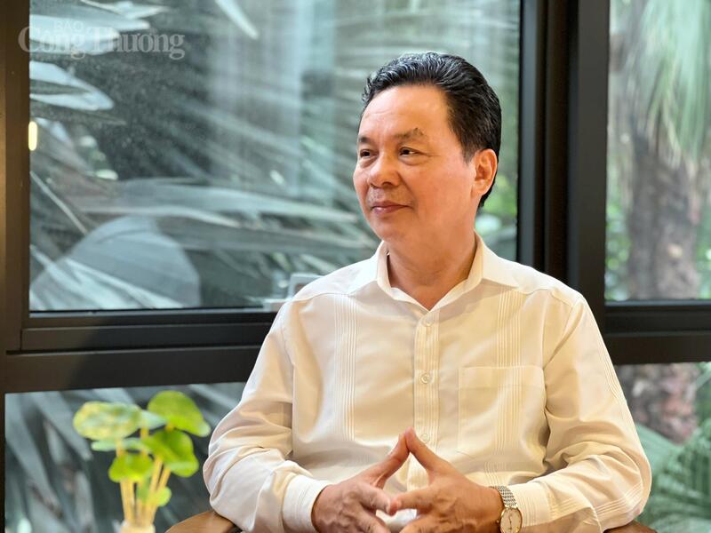 Theo GS.TS Hoàng Văn Cường: "Công nghiệp và thương mại tiếp tục giữ vai trò trụ cột của nền kinh tế". Ảnh: Trường Giang.