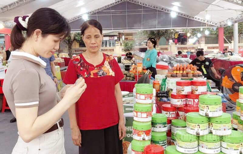 Không gian giới thiệu, quảng bá sản phẩm OCOP trong Không gian quảng bá sản phẩm đặc sản làng nghề gắn kết văn hóa, lễ hội Bình Đà. Ảnh: N.H