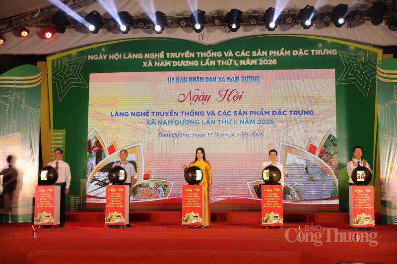 Các đại biểu bấm nút khai mạc sự kiện.