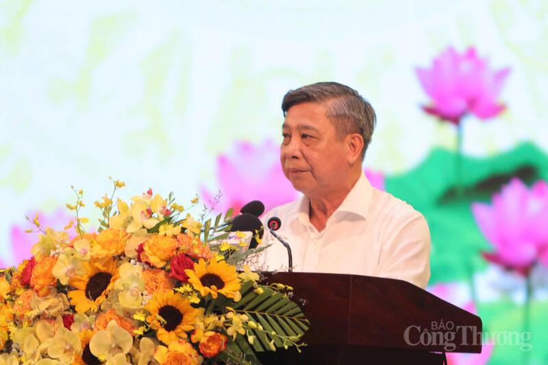 Ông Đồng Văn Thanh, Chủ tịch HĐND TP. Cần Thơ, phát biểu tại buổi gặp mặt.