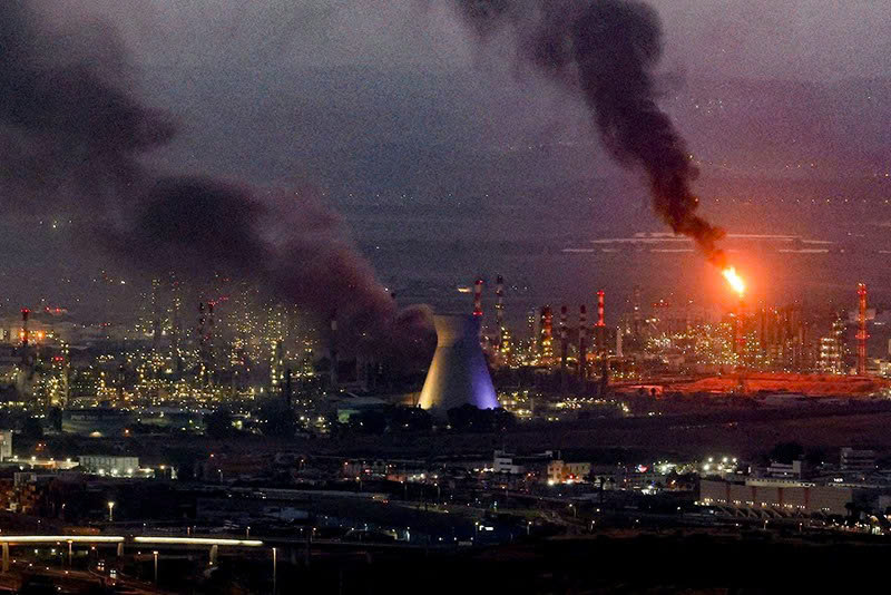 Khói bốc lên sau một cuộc không kích của Iran tại Haifa, phía Bắc Israel. Ảnh: Getty Images