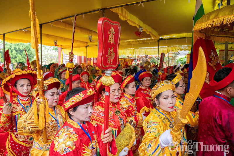 Hàng trăm thánh đồng, đạo hữu trong trang phục truyền thống của lễ hội