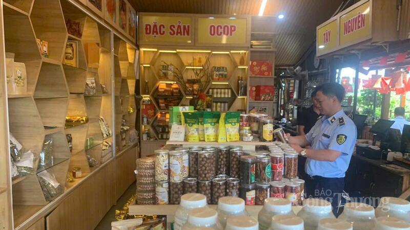 Lực lượng Quản lý thị trường kiểm tra cơ sở kinh doanh sản phẩm OCOP trên địa bàn phường Pleiku.