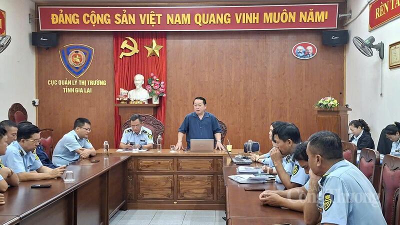 Ông Lê Hồng Hà, Chi cục trưởng Chi cục Quản lý thị trường Gia Lai phát biểu tại lễ ra quân.