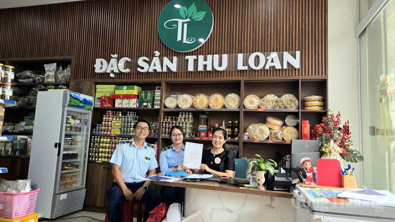 Lực lượng Quản lý thị trường Gia Lai tuyên truyền phổ biến pháp luật và ký biên bản ghi nhớ đối với cơ sở kinh doanh mặt hàng đặc sản địa phương.