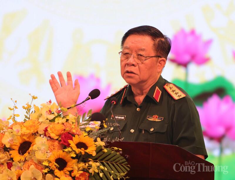 Đại tướng Nguyễn Trọng Nghĩa, Ủy viên Bộ Chính trị, Bí thư Trung ương Đảng, Chủ nhiệm Tổng cục Chính trị Quân đội nhân dân Việt Nam, phát biểu tại buổi gặp mặt.