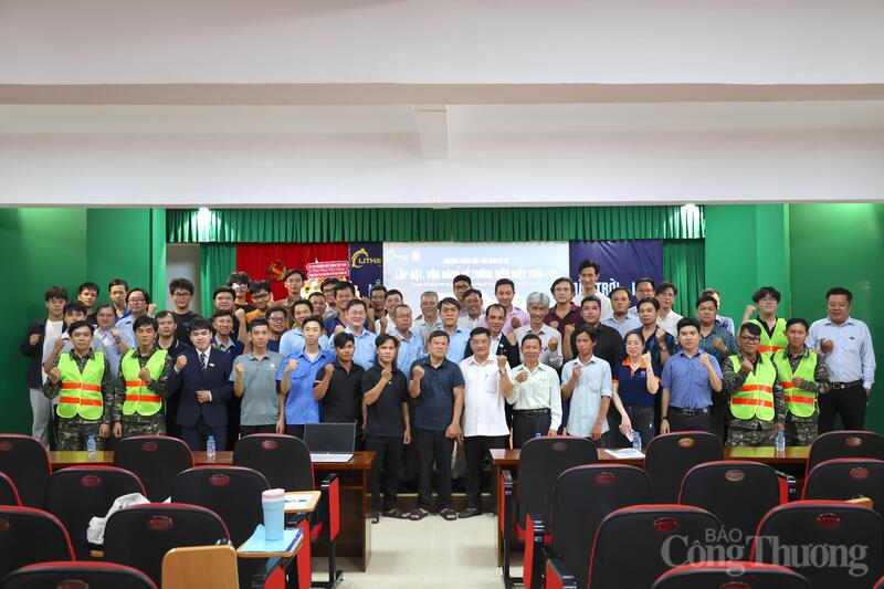 Những học viên đầu tiên của khoá dạy nghề thực chiến lắp đặt, vận hành hệ thống điện mặt trời, pin lưu trữ.