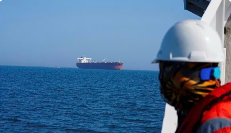 Tàu thuyền tại eo biển Hormuz. Ảnh: CNN