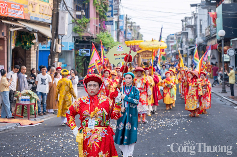 Lễ hội thu hút rất đông người dân và du khách theo dõi hai bên đường