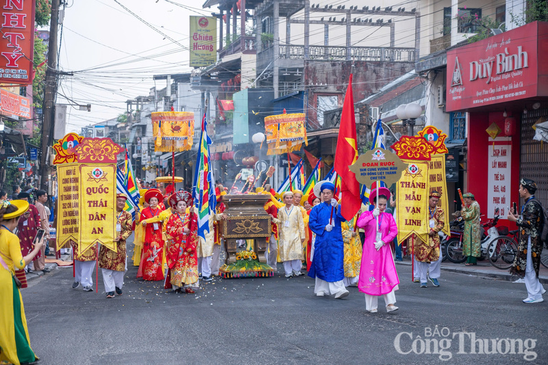 Không khí lễ hội rộn ràng nhưng rất trang nghiêm