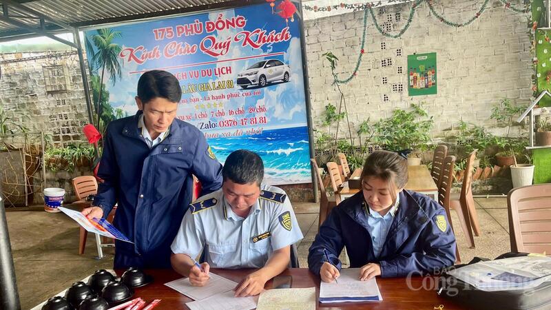 Lực lượng Quản lý thị trường tỉnh Gia Lai kiểm tra tại một cơ sở kinh doanh trên địa bàn phường Pleiku.