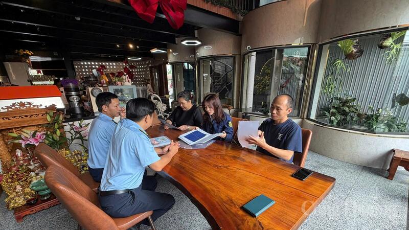 Không chỉ dừng lại ở việc ra quân giám sát, lực lượng Quản lý thị trường Gia Lai còn tuyên truyền trực tiếp đến các cơ sở kinh doanh trên địa bàn phường Pleiku.