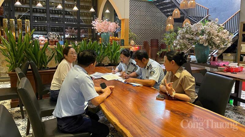 Lực lượng Quản lý thị trường Gia Lai kiểm tra, giám sát và tuyên truyền đến các cơ sở kinh doanh trên địa bàn phường Pleiku để chuẩn bị cho Ngày hội văn hóa các dân tộc tỉnh Gia Lai lần thứ I năm 2026 (dự kiến diễn ra vào ngày 25 - 26/4).